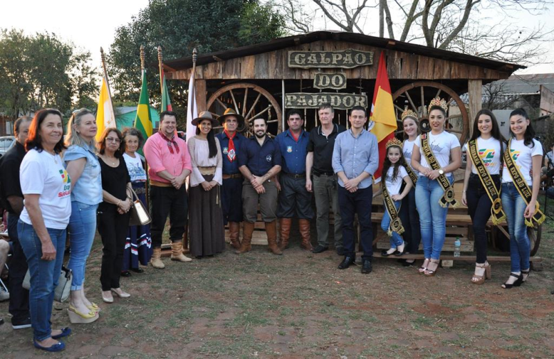 Inaugurado o Galpão do Pajador na Praça Jayme Caetano Braun